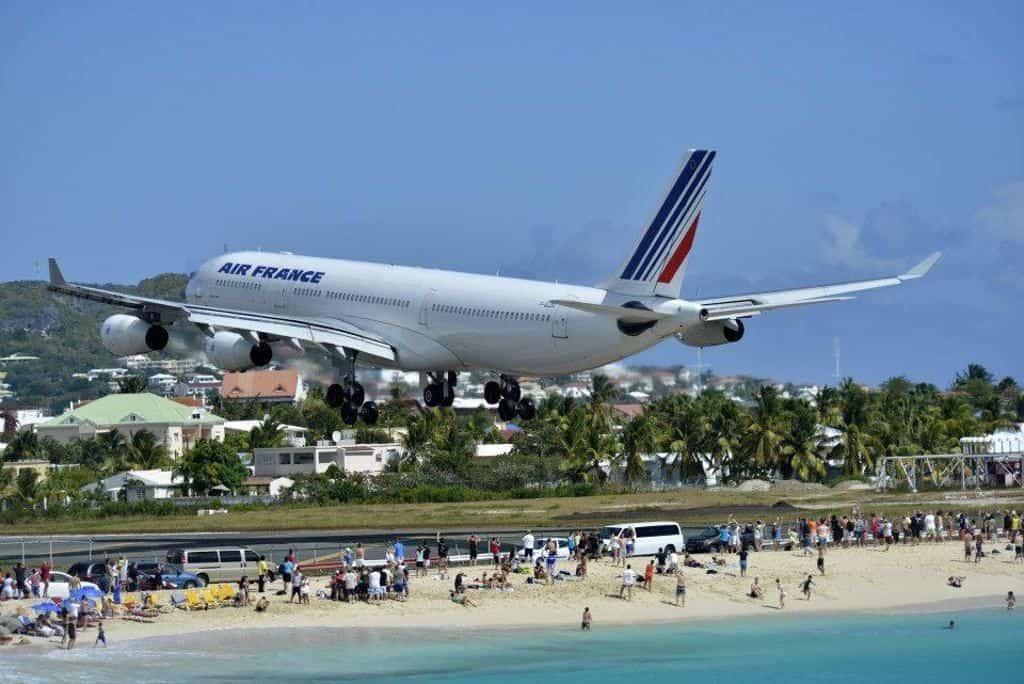 air france landing over maho beach