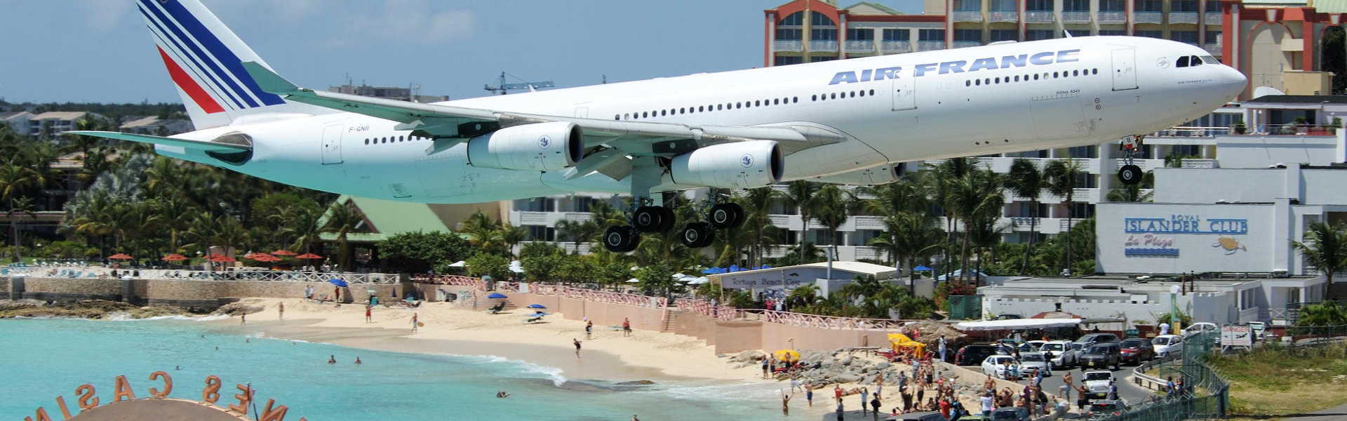 plane landing in st maarten