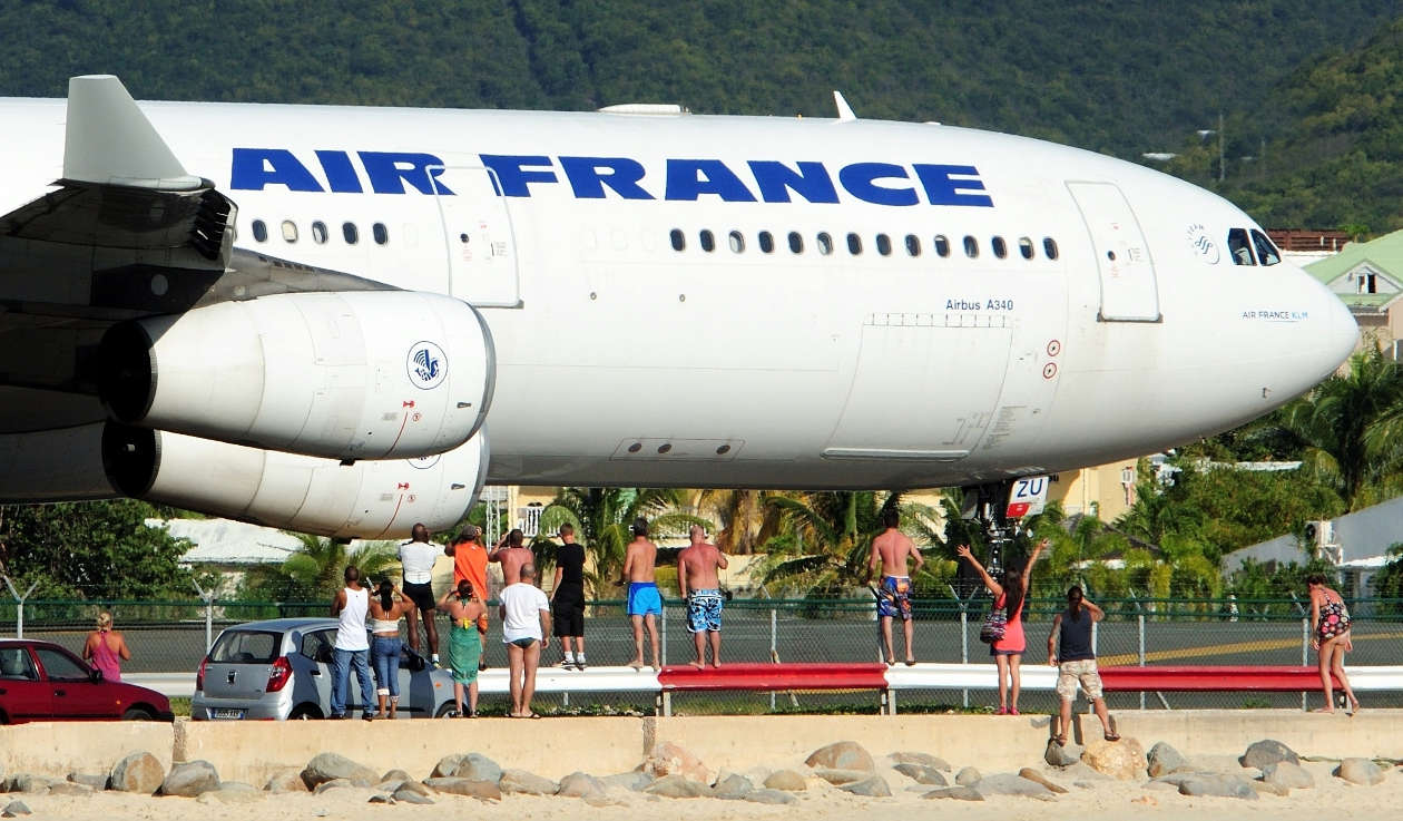 driftwood boat bar st maarten maho air france 1260