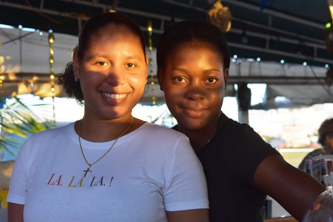 driftwood boat bar st maarten maho beach girls 1260