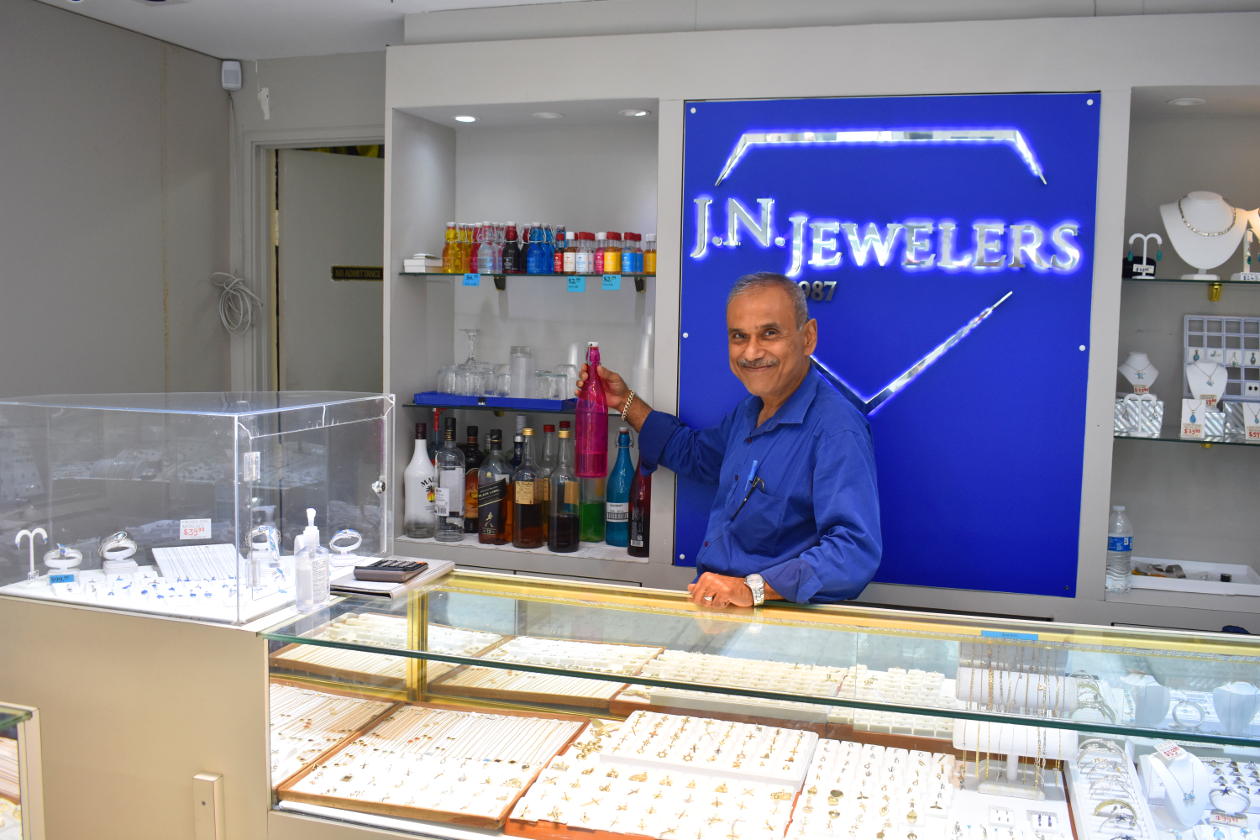 jn jewelers sint maarten maho village interior 1 1260